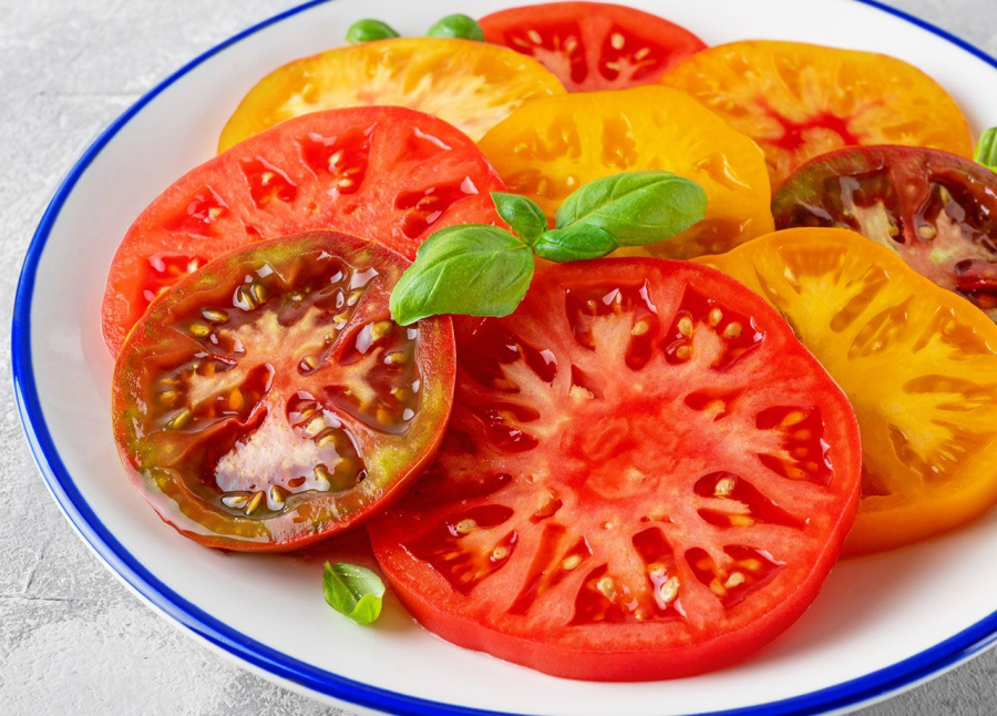 Cà chua, chứa nhiều vitamin C, nên được đưa vào chế độ ăn uống của bất kỳ ai đang tìm kiếm thực phẩm tốt cho Mừng SHBET phiên bản mới 2025.