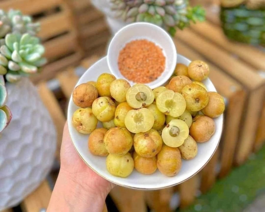 Trong quá khứ, me rừng không được thu hoạch nhiều, mà thường chỉ được người dân địa phương hái trong rừng để giải khát hoặc lấy quả xanh để kho cá