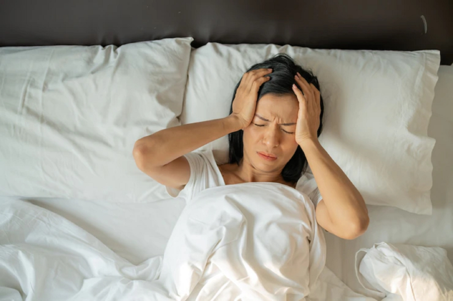 Đêm nào đi ngủ bạn cũng mất ngủ, đau đầu, chóng mặt... là những dấu hiệu bạn đang già đi nhanh chóng. (Ảnh minh họa)