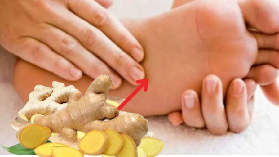 Gừng đắp vào lòng bàn chân hoặc ngâm chân nước gừng ấm giúp ngủ ngon
