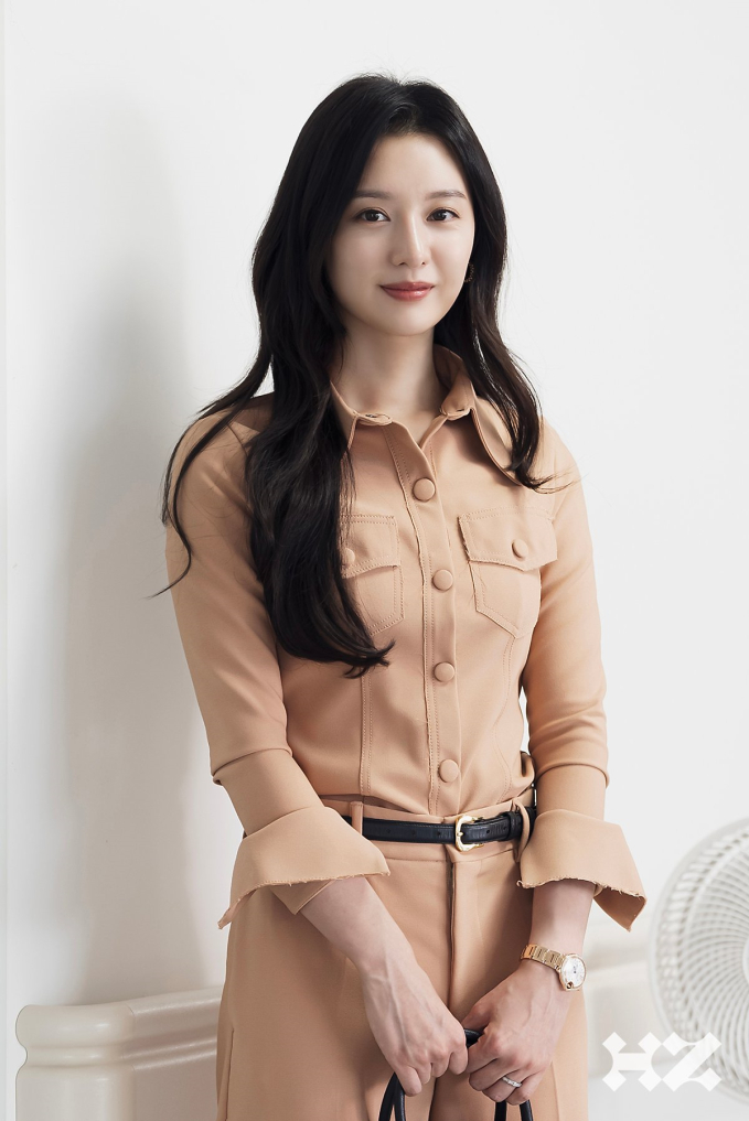 Cô kết hợp áo sơ mi màu be với quần âu xuyệt tông, đồng thời sơ vin gọn gàng. Thắt lưng da là món phụ kiện đơn giản nhưng lại góp phần nâng cấp cả bộ Shbet999 com đăng nhập. Muốn mặc đẹp mà không mất nhiều công sức thì đây chính là gợi ý hoàn hảo.     