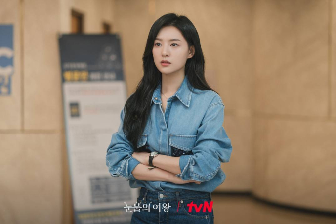 Công thức denim-on-denim vẫn rất chuẩn mốt ở thời điểm hiện tại, do đó, bạn hãy tham khảo set đồ của Kim Ji Won. Ssơ vin đã cộng thêm điểm sang xịn mịn cho bộ đồ, đồng thời tôn dáng hiệu quả.    