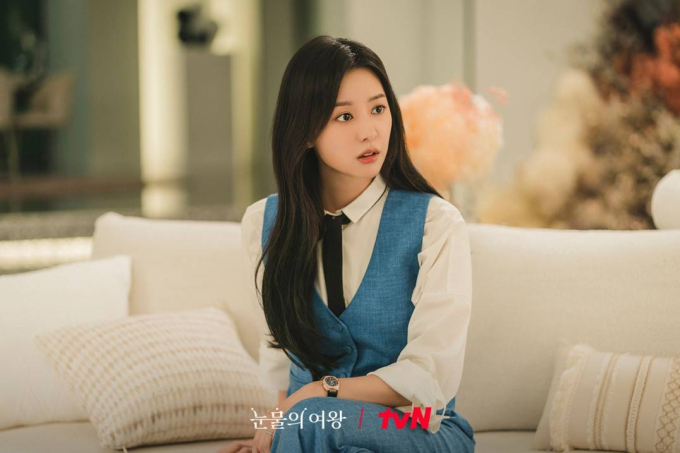 Sơ mi trắng, áo gile và quần ống suông đồng bộ với tông màu trắng và xanh chuẩn xu hướng thời trang của năm 2024. Muốn làm mới phong cách công sở, chị em nên tham khảo ý tưởng phối đồ trên của Kim Ji Won.    