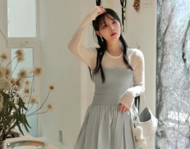 Màu xanh ngọc tạo cảm giác trong trẻo, sẽ càng thú vị hơn khi các nàng cho mình một thiết kế váy liền xếp lớp cùng áo dệt kim mỏng nhẹ để thoải mái khoe dáng. Gợi ý này cực phù hợp để giúp Semdi 