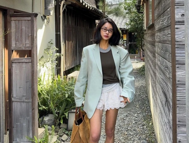 Hãy tìm đến những thiết kế blazer sáng màu, chẳng hạn như chiếc áo này. Ulzzang người Hàn - Maymay phối blazer màu xanh bạc hà với áo thun ôm sát, quần shorts vải ren và đi giày búp bê đế bệt. Bản phối là sự hòa hợp giữa nét năng động và cổ điển.     