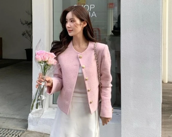Áo khoác dạ tweed cùng điểm nhấn hàng cúc vàng và chân váy lụa bay bổng vừa đơn giản, vừa trang nhã nhưng cũng không kém phần nổi bật. Cô nàng Yeal còn tạo thêm điểm nhấn bằng các món Shbet111 kèo cá cược world cup dáng mảnh và giày đế bệt nữ tính    