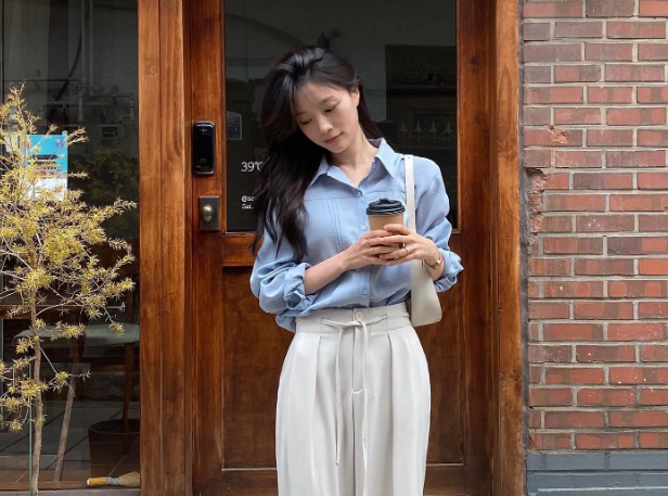 Áo sơ mi xanh pastel và quần âu màu trắng thích hợp để diện tới công sở. Chị em nên sơ vin và đi giày cao gót mũi nhọn để đảm bảo sự chỉn chu cho tổng thể Shbet999 com đăng nhập.    