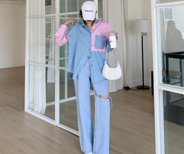 Công thức áo sơ mi hai tông màu và quần jeans cũng rất ấn tượng, thêm đôi giày mule mang tông màu trắng diện khi dạo phố hoặc đi du lịch.    