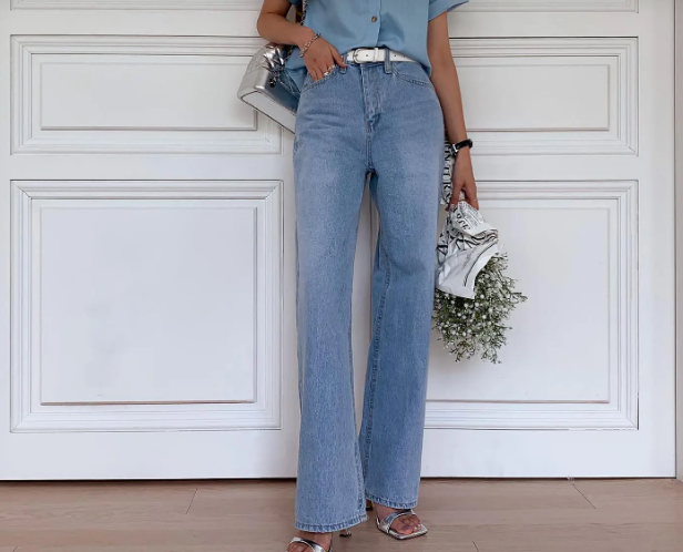 Công thức áo sơ mi cộc tay và quần jeans ghi điểm ở sự trẻ trung, thanh lịch. Bộ Shbet999 com đăng nhập trở nên sang xịn mịn hơn nhờ thao tác sơ vin và những món phụ kiện đơn giản.