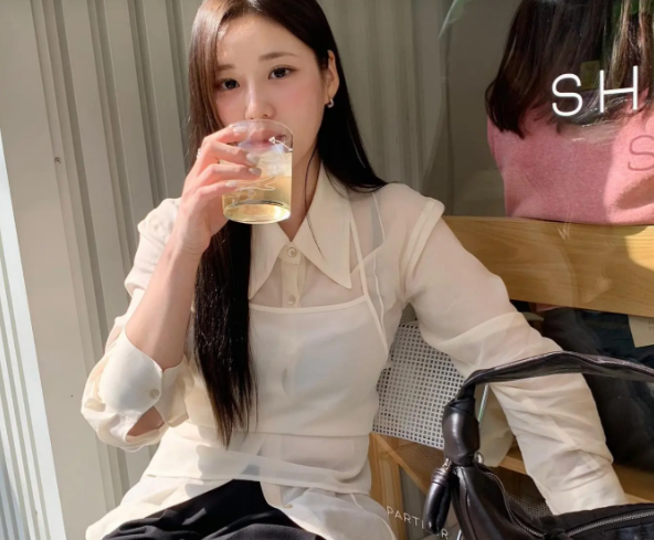 Mẫu áo sơ mi trắng cách điệu dù mix cùng quần âu màu đen đơn giản, vẻ ngoài của người diện vẫn ấn tượng. Các mẫu giày phù hợp với combo áo sơ mi trắng + quần âu đen bao gồm giày cao gót mũi nhọn, sandal cao gót quai mảnh, giày búp bê gắn nơ.    
