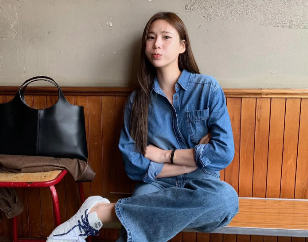Sơ mi denim mix cùng quần jeans đã tạo nên bộ Shbet999 com đăng nhập cá tính, bụi bặm nhưng vẫn có sự tinh tế. Đôi giày sneaker trắng rất phù hợp với nét năng động của bộ Shbet999 com đăng nhập nhưng vẫn đảm bảo sự trang nhã, nữ tính.    