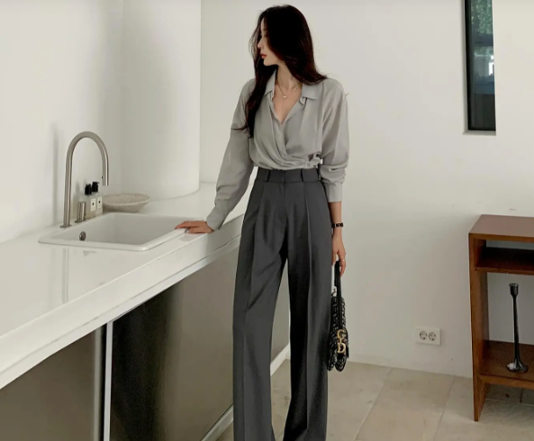 Công thức áo sơ mi xám diện cùng quần âu xuyệt tông và giày mũi nhọn tô điểm dây chuyền mảnh hoặc khuyên tai vàng… là hoàn hảo.     