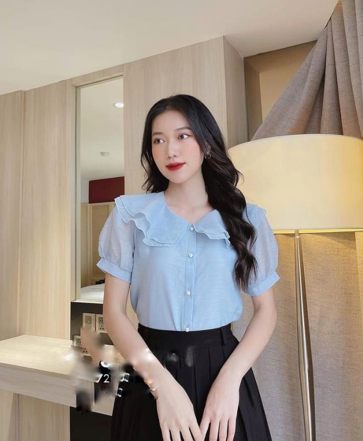Bạn có thể phối thêm một đôi giày bệt hoặc cao gót tông màu là hoàn hảo.