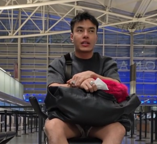 Nam diễn viên hé lộ lý do phải ngồi xe lăn.  