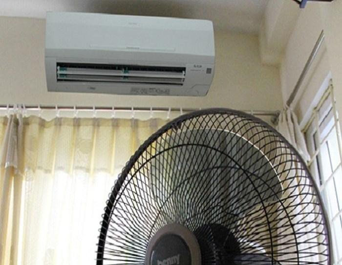 Bật quạt trong phòng điều hoà giúp tiết kiệm điện