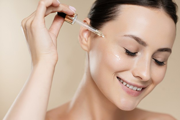 Chỉ sử dụng serum HA trên nền da ẩm.. Nếu sử dụng serum HA lên da khô sẽ hút nước từ lớp da bên trong ra ngoài, dẫn đến da rát, đỏ.