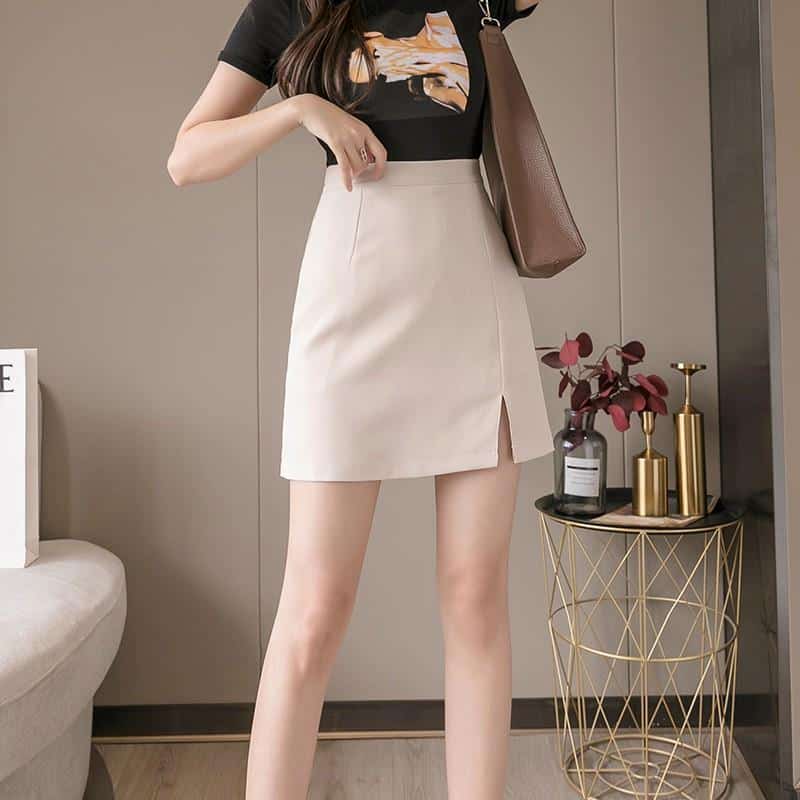 Chân váy ngắn là một lựa chọn thời trang yêu thích giúp các quý cô tôn lên vẻ trẻ trung