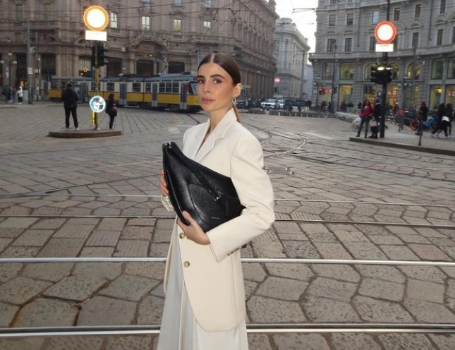 Chân váy midi và áo ghi lê, blazer đồng điệu đều màu trắng giúp Enrica xây dựng hình ảnh nữ doanh nhân bản lĩnh và thành đạt. Công thức phối Shbet999 com đăng nhập không mới nhưng vẫn rất xứng đáng để chị em học hỏi.     