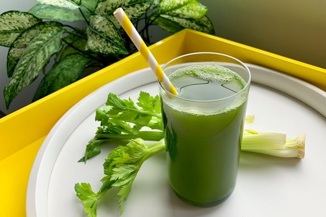 Nước ép cần tây từng là trào lưu được nhiều chị em yêu thích.    
