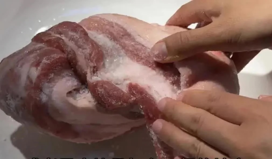 Đặt miếng thịt cần rã đông vào trong một chiếc bát hoặc nồi và rắc muối lên bề mặt thịt