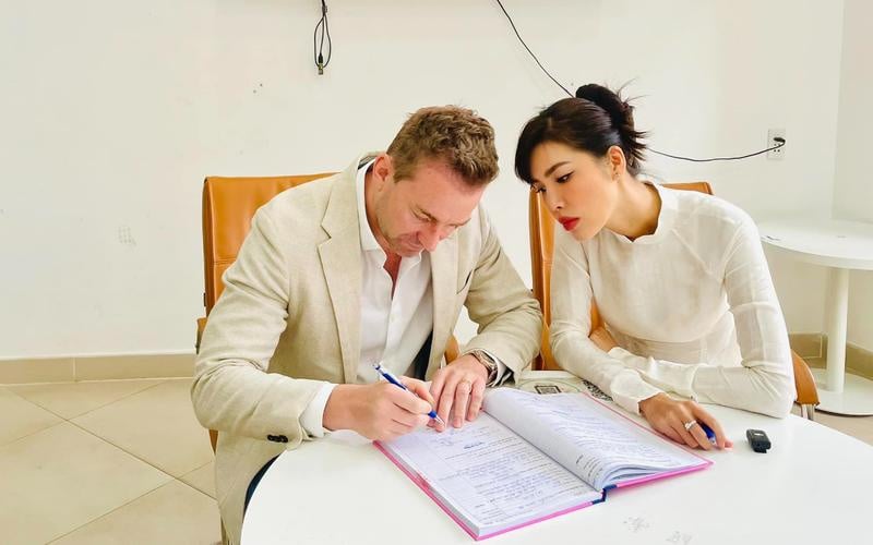 Minh Tú lộ rõ tâm trạng hân hoan khi đăng ký kết hôn với người bạn đời.  
