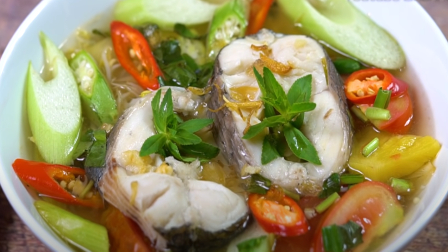 Khi nấu canh cá, bạn nên dùng nước sôi để cá không bị tanh.
