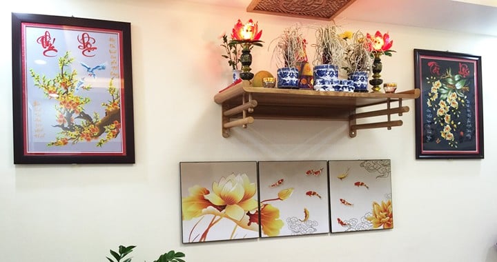 Dưới chân bàn thờ cần được giữ trống trải và sạch sẽ, không nên xếp đặt vật dụng linh tinh