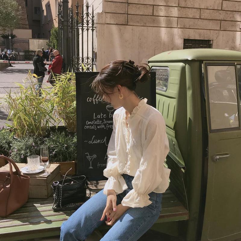 Vào mùa hè, các nàng có thể chọn diện những mẫu áo blouse trắng hoặc áo blouse cổ vuông tay bồng.
