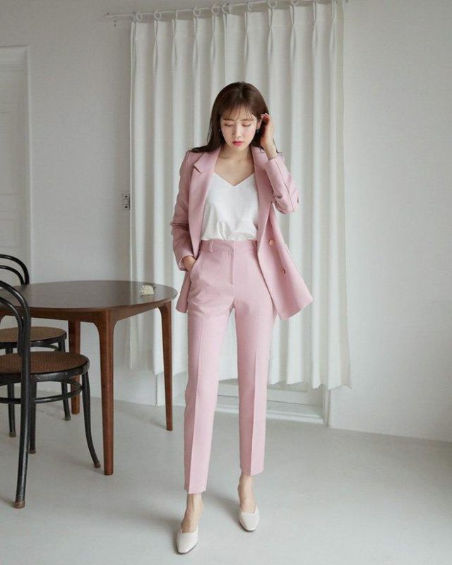  Chị em cũng có thể kết hợp quần âu màu pastel với một chiếc áo sơ mi hoặc áo thun xuyệt tông để style thêm mới mẻ, ấn tượng.