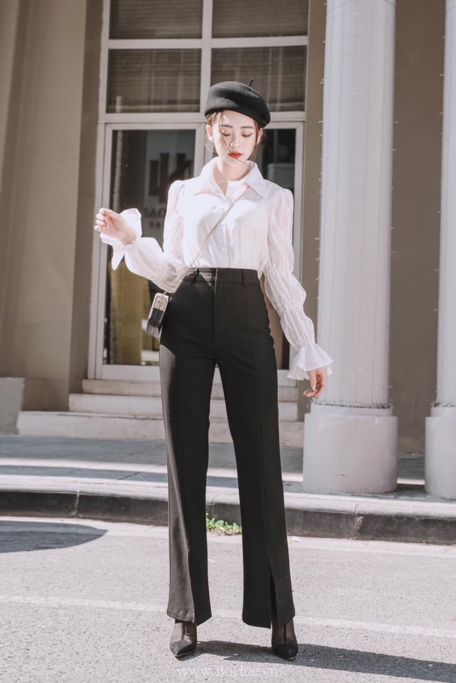 Những công thức tối giản như quần âu đen + áo thun màu trung tính hay quần âu đen + sơ mi trắng thanh lịch, sang chảnh. 