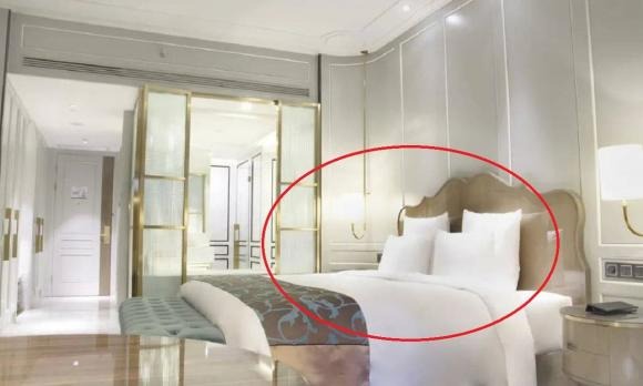 Thực tế, việc có tới 4 chiếc gối trên giường ngủ dành cho 2 người không phải là sự chuẩn bị ngẫu nhiên mà là kết quả của những cân nhắc cụ thể về sức khỏe. 