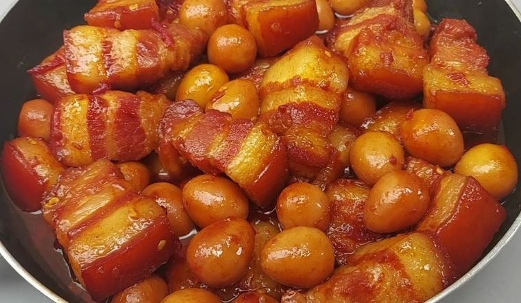 Thịt ba chỉ sau khi mua về cần được rửa sạch bằng nước muối pha loãng, sau đó thái thành các miếng vuông to.    