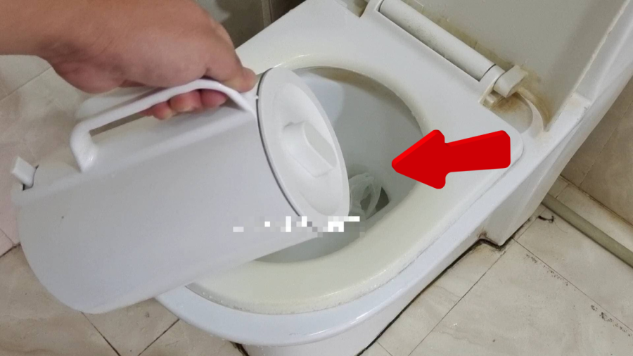 Tại sao cần đun ngay 1 ấm nước sôi đổ vào bồn cầu khi nhận phòng khách sạn?