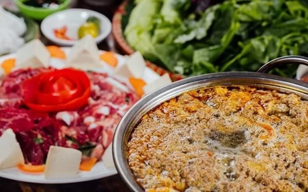 Lẩu riêu cua tạo nên một hương vị đặc biệt với nước dùng thơm mùi giấm bỗng, vị thanh ngọt tự nhiên từ sườn sụn tươi ngon và bắp bò dai ngọt