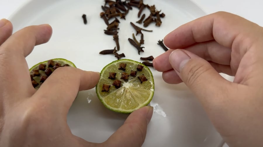 Chanh kết hợp với đinh hương có tác dụng đuổi muỗi rất tốt.
