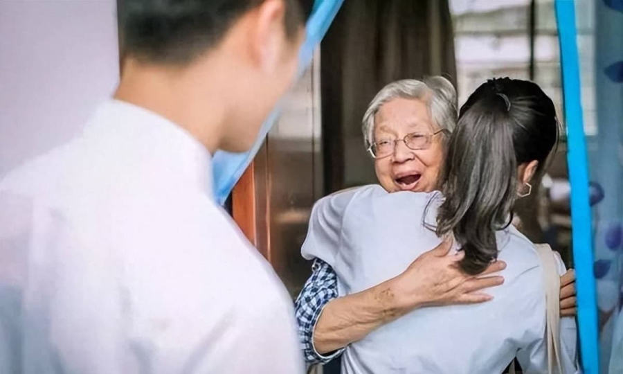 Cũng có một số người lớn tuổi có con cái mua quần áo cho, nhưng thấy kiểu dáng không đẹp, liền phàn nàn hoặc cất đi không mặc. (ảnh minh họa)