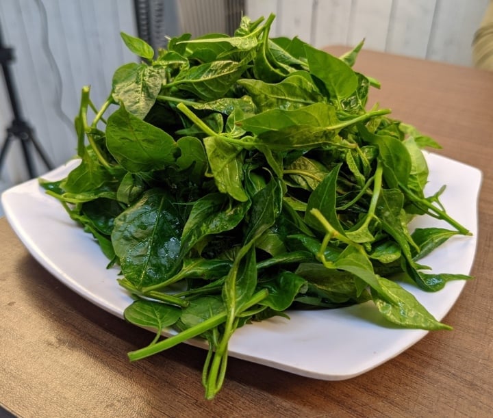Cây ớt thường được trồng để lấy quả nhưng lá của chúng cũng có thể ăn được