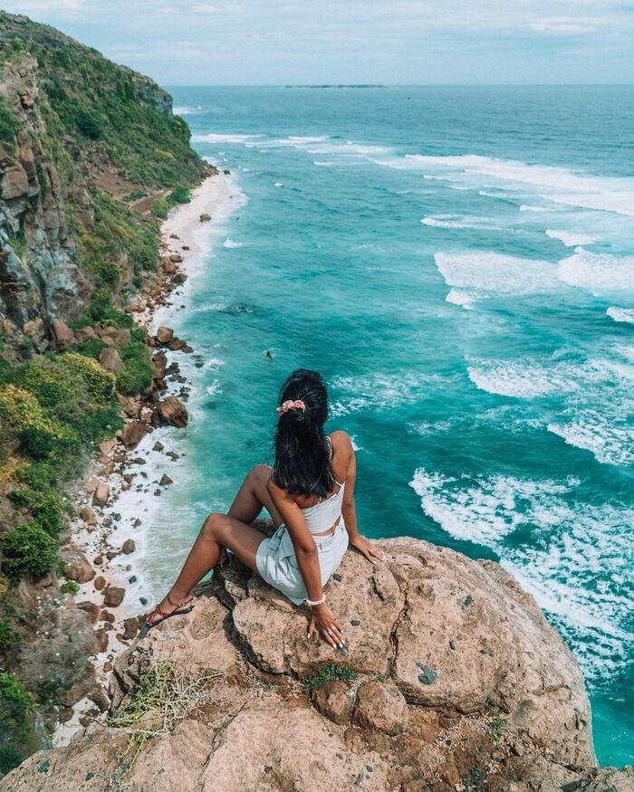 Đỉnh Thới Lới là một trong năm ngọn núi lửa tại huyện đảo đã ngừng hoạt động, nổi bật với phần đỉnh đá nhìn ra biển