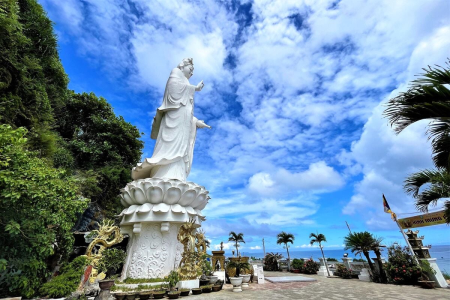 Chùa Đục, được dựng lên từ năm 2008, tọa lạc trên sườn của núi Giếng Tiền