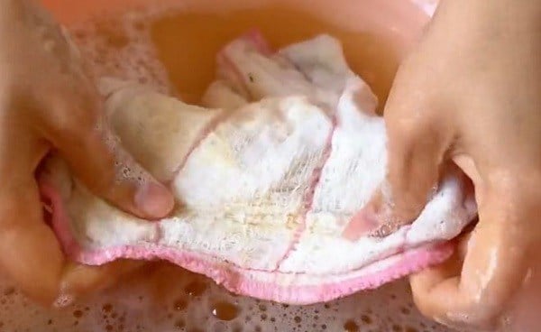 Làm sạch khăn bị nhớt, ố vàng
