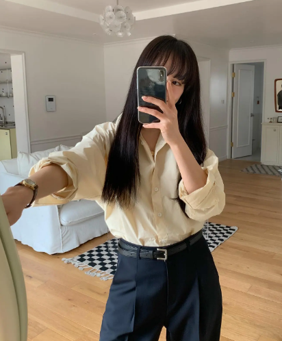 Kết hợp áo sơ mi trơn màu với quần jeans, quần âu hoặc chân váy dài, các nàng sẽ có được vẻ ngoài sang xịn mịn trong tích tắc.