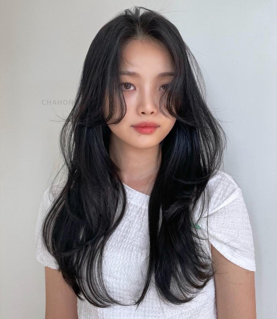 Để khuôn mặt nhỏ gọn hơn, các nàng hãy tạo phồng cho phần chân tóc.