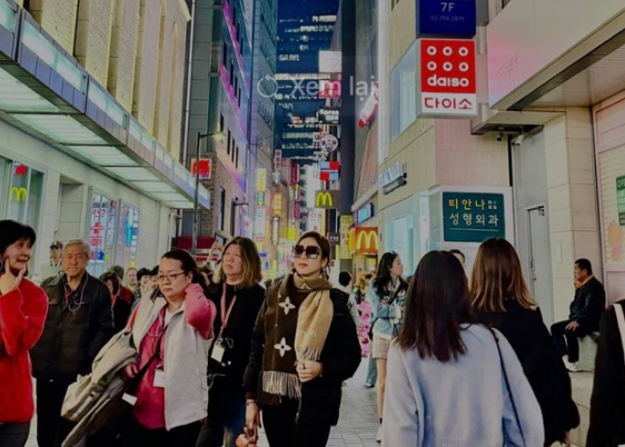 Hà Thanh Xuân đăng ảnh ở Hàn Quốc.