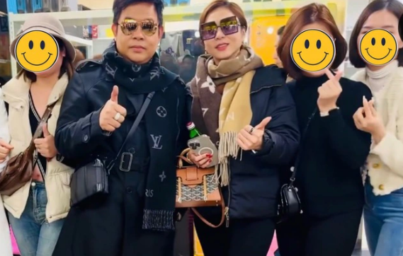 Cả hai còn để lộ khoảnh khắc thân thiết, đứng sát bên cạnh nhau.