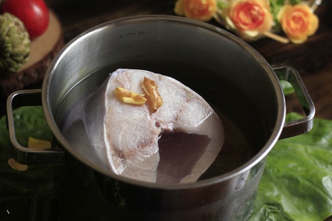 Dùng muối hạt, gừng, chanh (hoặc giấm) là bí quyết giúp rã đông cá cấp tốc mà vẫn giữ được hương vị, chất lượng tươi ngon.    