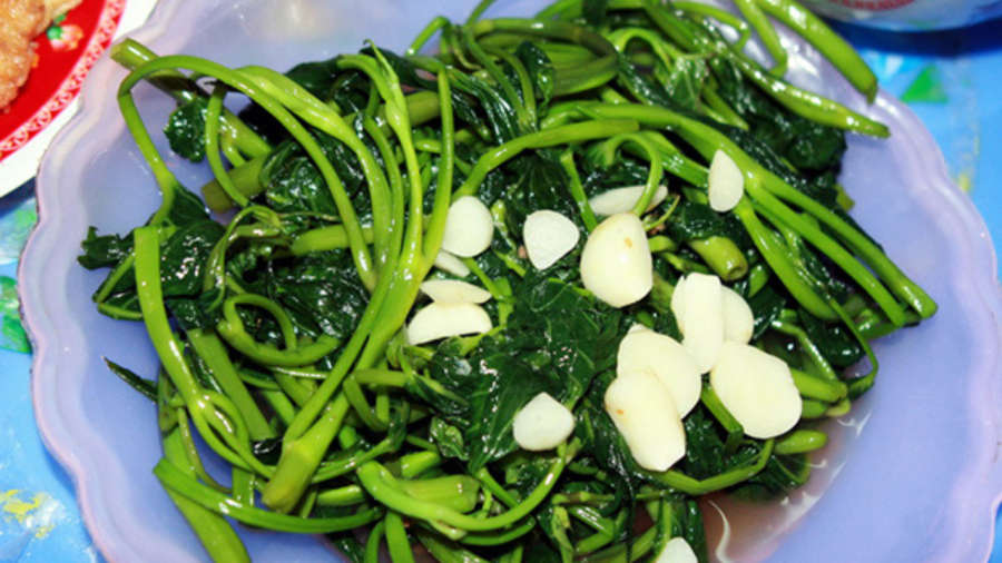 Mẹo xào rau lang xanh mướt