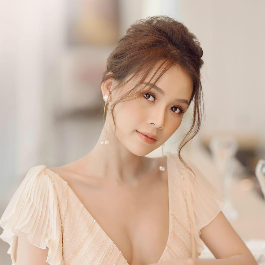 Sam vừa sinh cặp song sinh cho ông xã.    