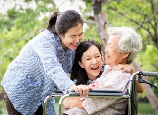 Lý do là lúc trẻ thì chẳng biết quý sức khỏe, giờ chỉ nằm trên giường bệnh thì muốn làm gì cũng chẳng được. (ảnh minh họa)
