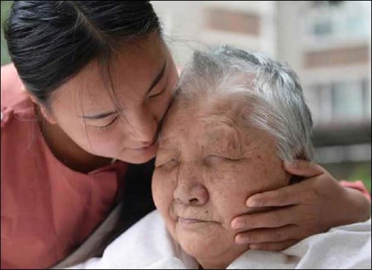 Về già rồi mới thấm cái cảnh chẳng có người bạn đời ở bên là đau đớn như thế nào. (ảnh minh họa)