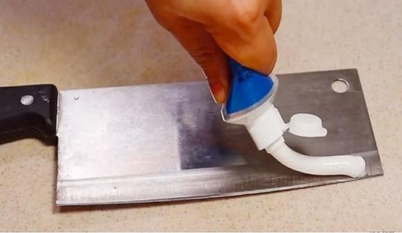 Bắt đầu bằng việc trộn một ít muối trắng với kem đánh răng, sau đó thêm chút giấm trắng vào bát và kết hợp đều.